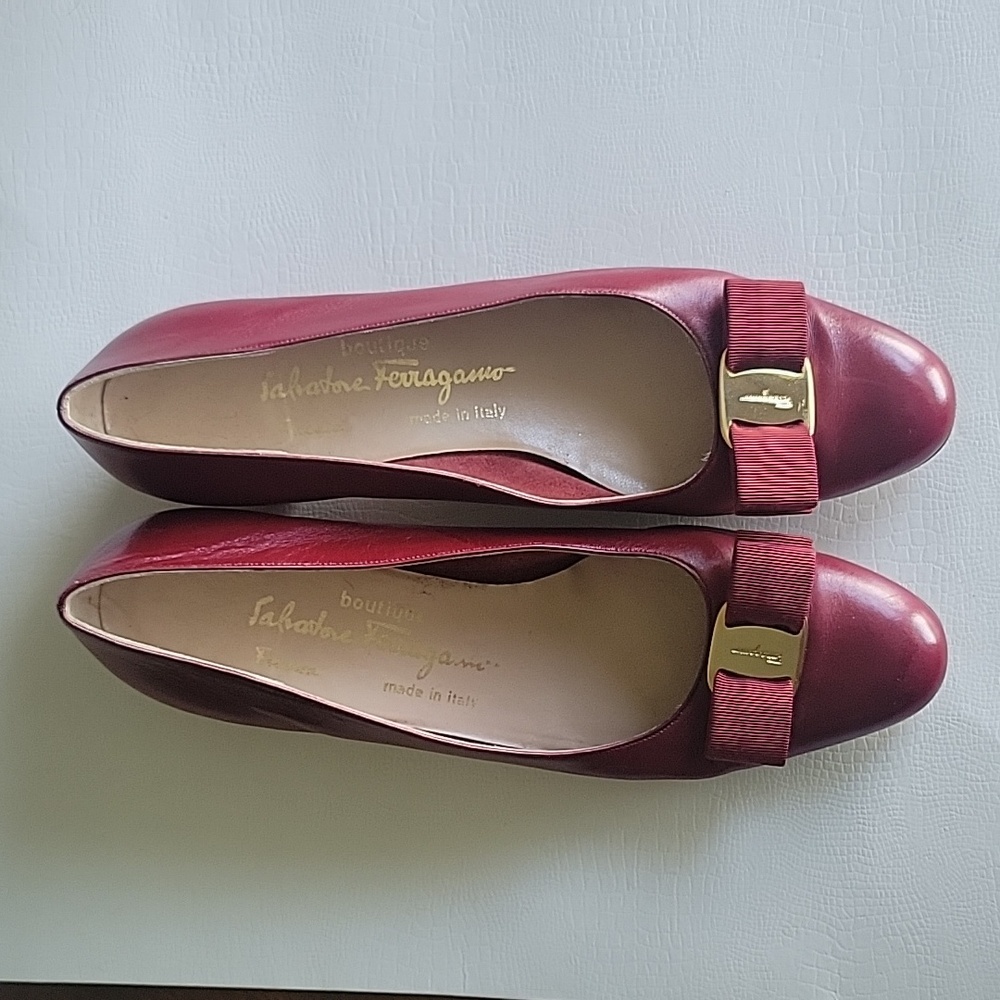 Salvatore Ferragamo Vara Bow Pump Heels Red Leather Size 9 AA